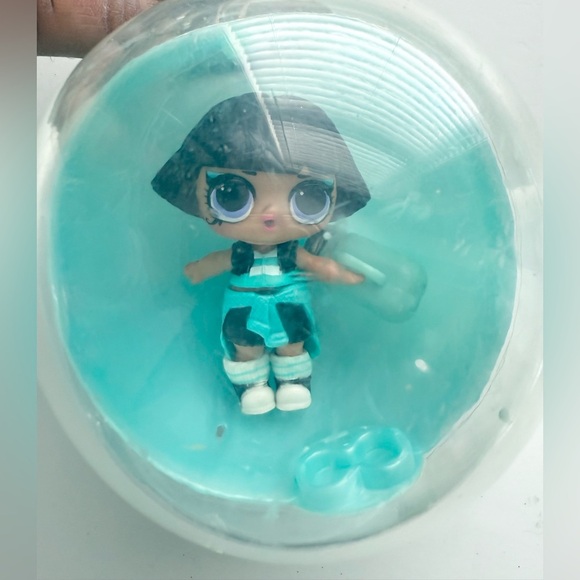 L.O.L. Surprise Doll in Globe - Picture 3 of 4